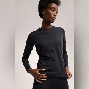 Arc’teryx women’s Size Small Rho Crew Neck Long Sleeve Top Black